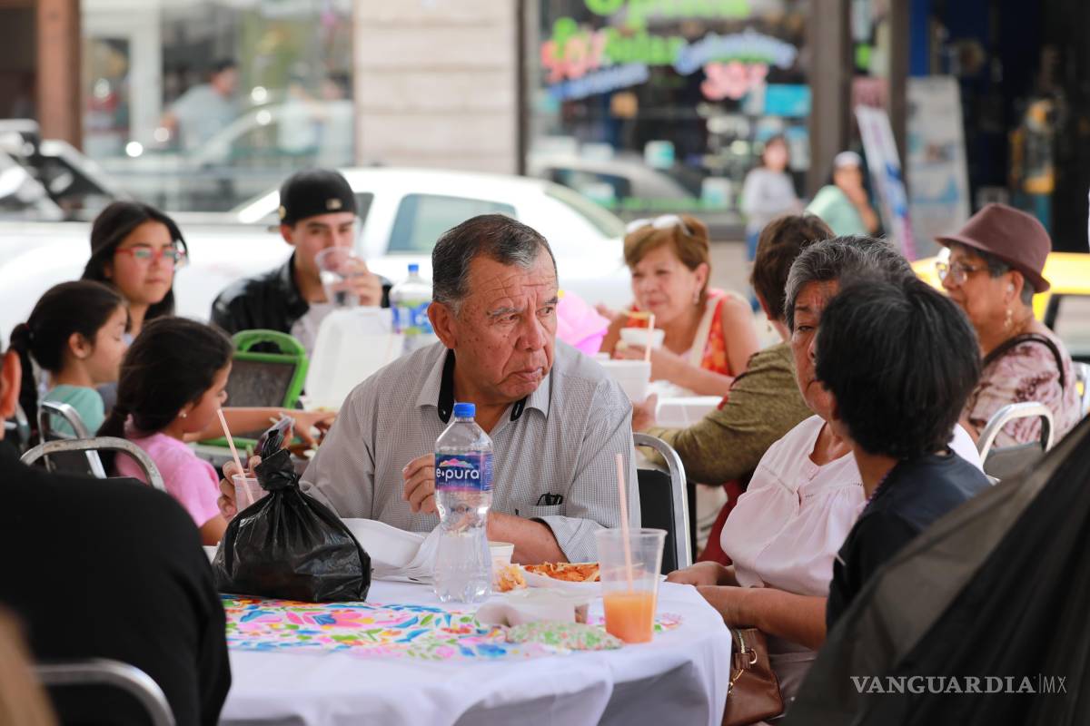 $!Familias de Arteaga y visitantes se reúnen en la Plaza de la Nueva Tlaxcala para compartir un día de sabor y tradición en el Festival de las Cazuelas.
