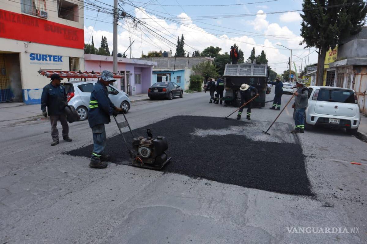 $!Cuadrillas de la Dirección de Infraestructura y Obra Pública repararon el pavimento de la calle Felipe Berriozábal, en la colonia Rodríguez Guayulera.