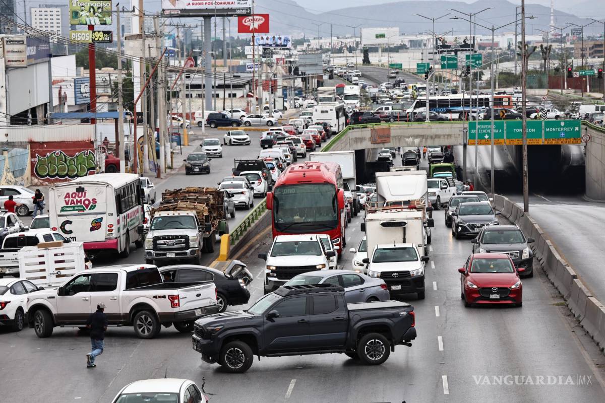 $!El plantón permaneció más de tres horas en el distribuidor vial El Sarape y provocó importantes afectaciones a la movilidad en Saltillo.