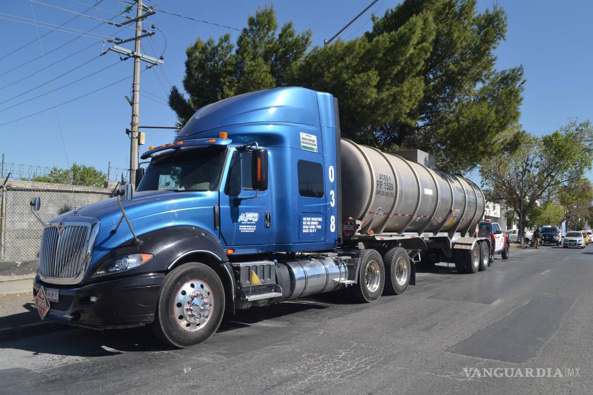Decomisan tráiler con 3 mil 500 litros de gasolina en la carretera Saltillo-Zacatecas