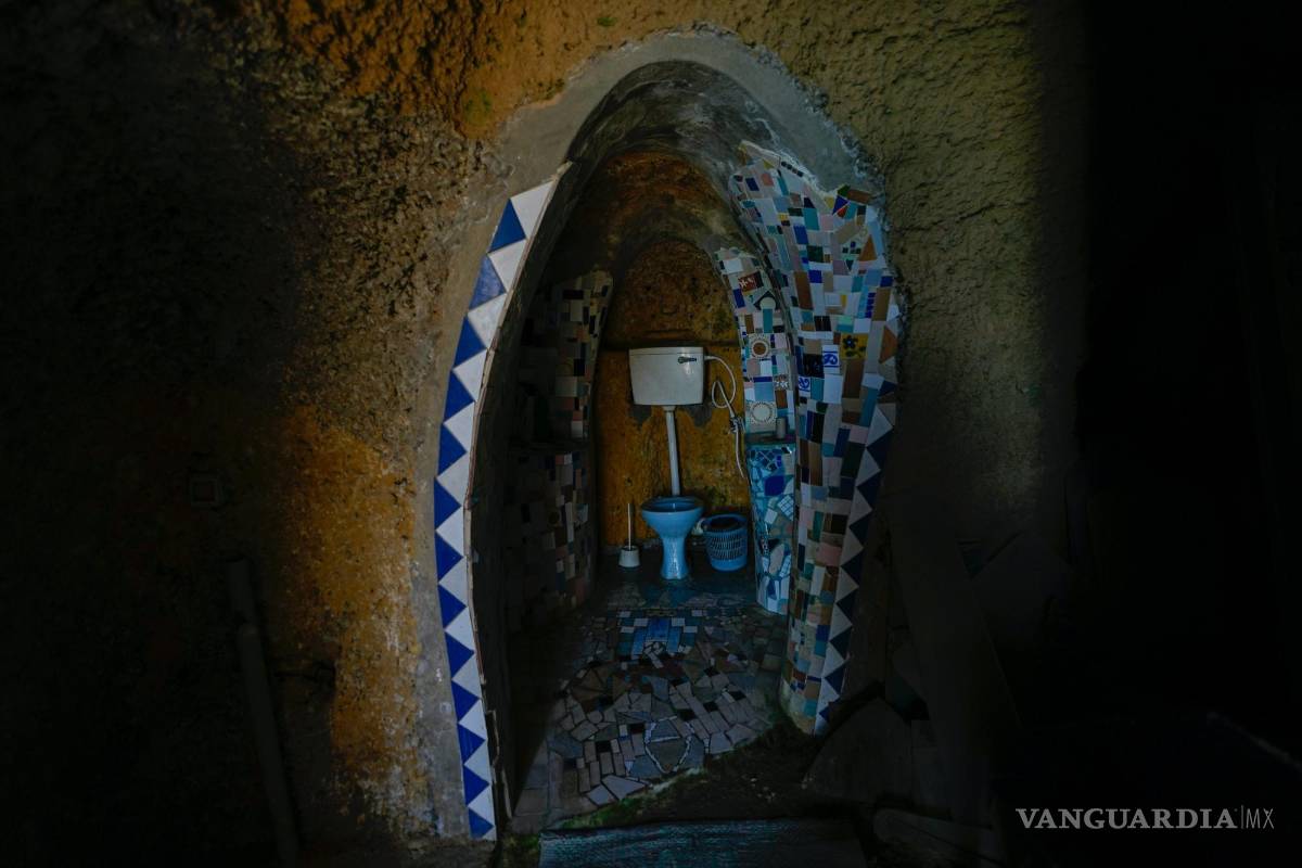 $!Un inodoro en una cámara tallada en piedra y decorada con mosaicos en el hogar de Nissim Kahlon.