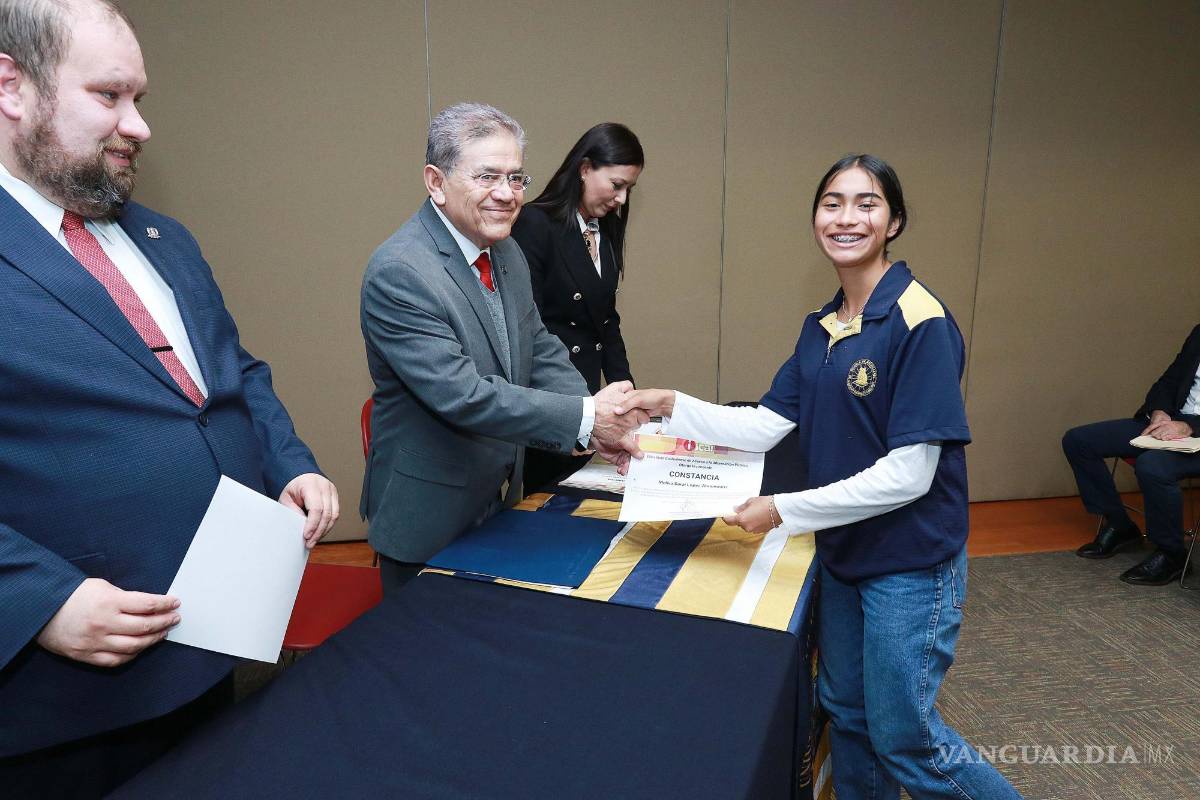 $!Maestros y alumnos que fueron capacitados en transparencia, recibieron su reconocimiento.