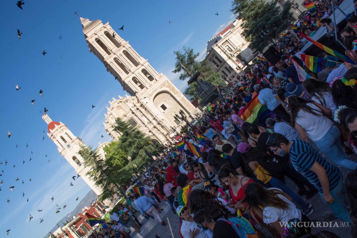 $!Saltillo se llena de arcoiris; desfile LGBTTI+ se extiende por las principales calles de la ciudad