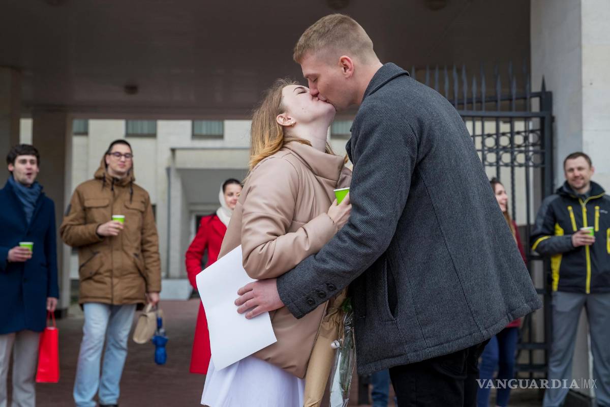 $!Kiryl besa a su esposa Xenia tras casarse en Slavutich, Ucrania.