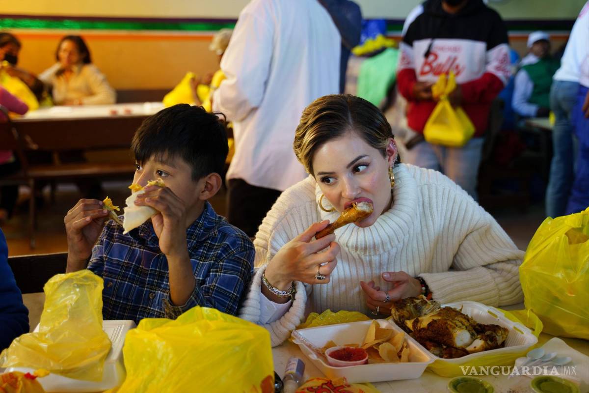 Samuel García y Mariana Rodríguez dan clase de sencillez; comen en El Pozo con afectados de incendio