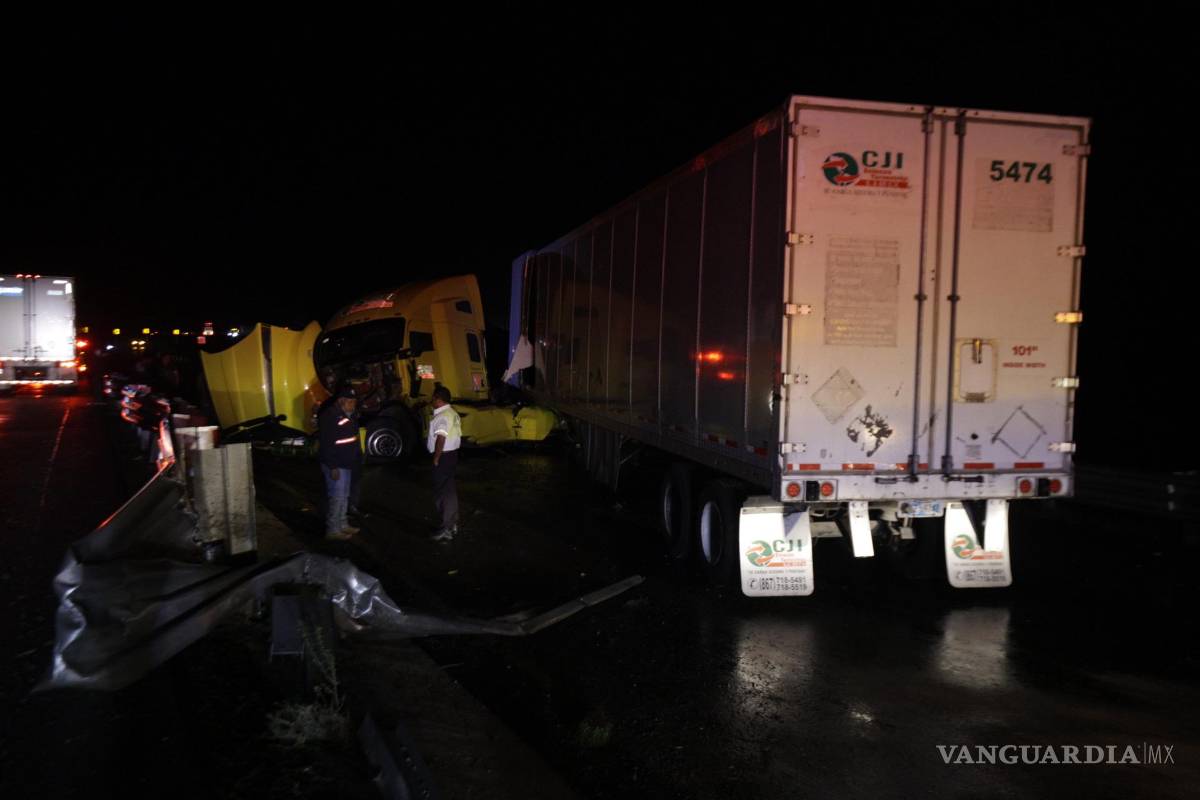 Accidente de tráiler bloquea la circulación a carretera Carbonera-Los Chorros por horas