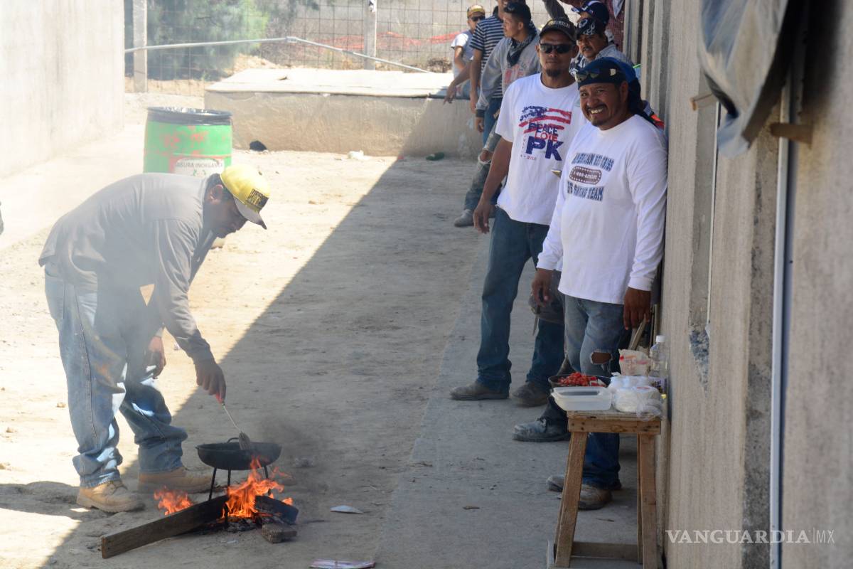 $!Albañiles levantan los muros del CEFERESO, desde su propia cárcel