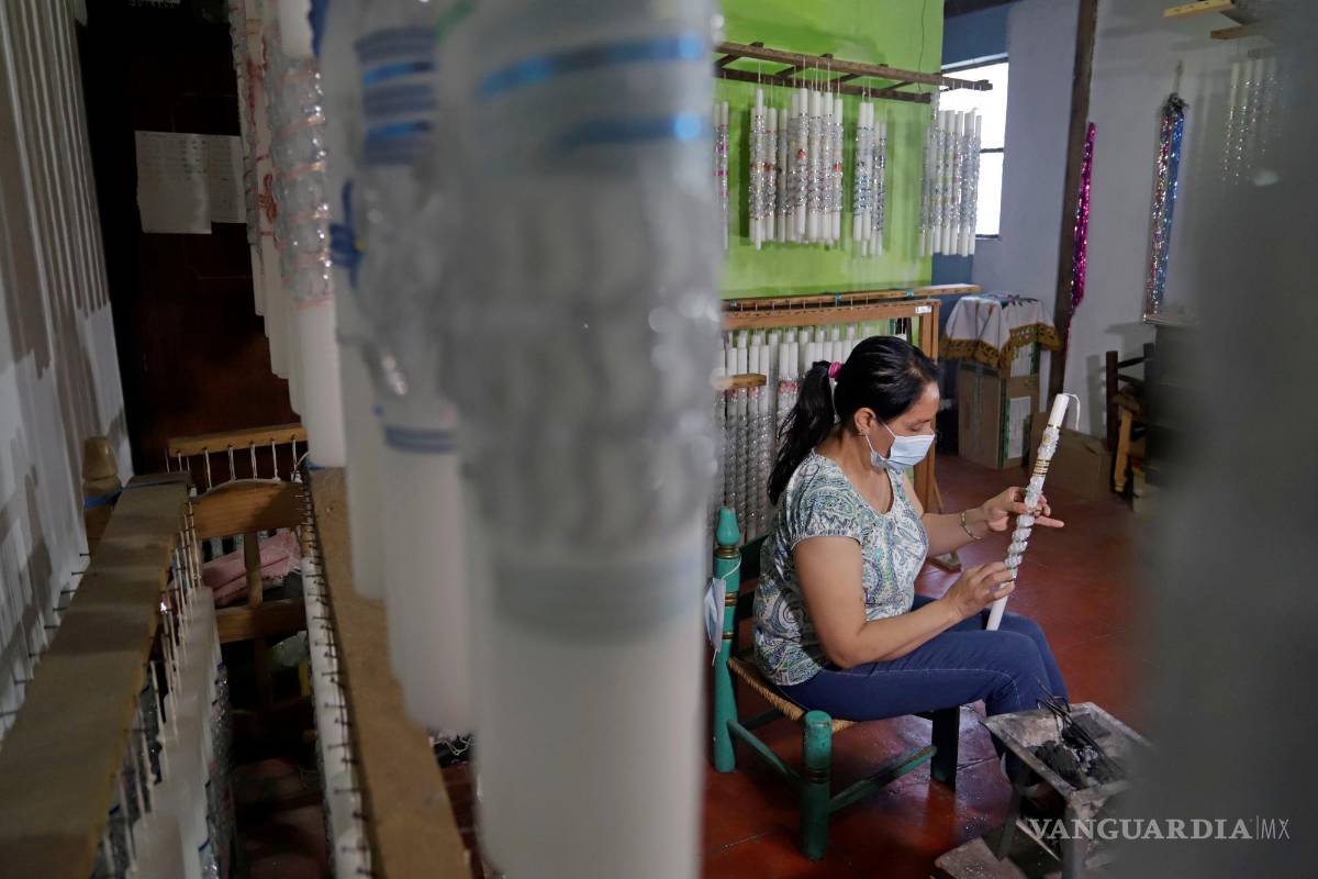 Velas escamadas iluminan el camino de las almas en los altares del Día de Muertos en México
