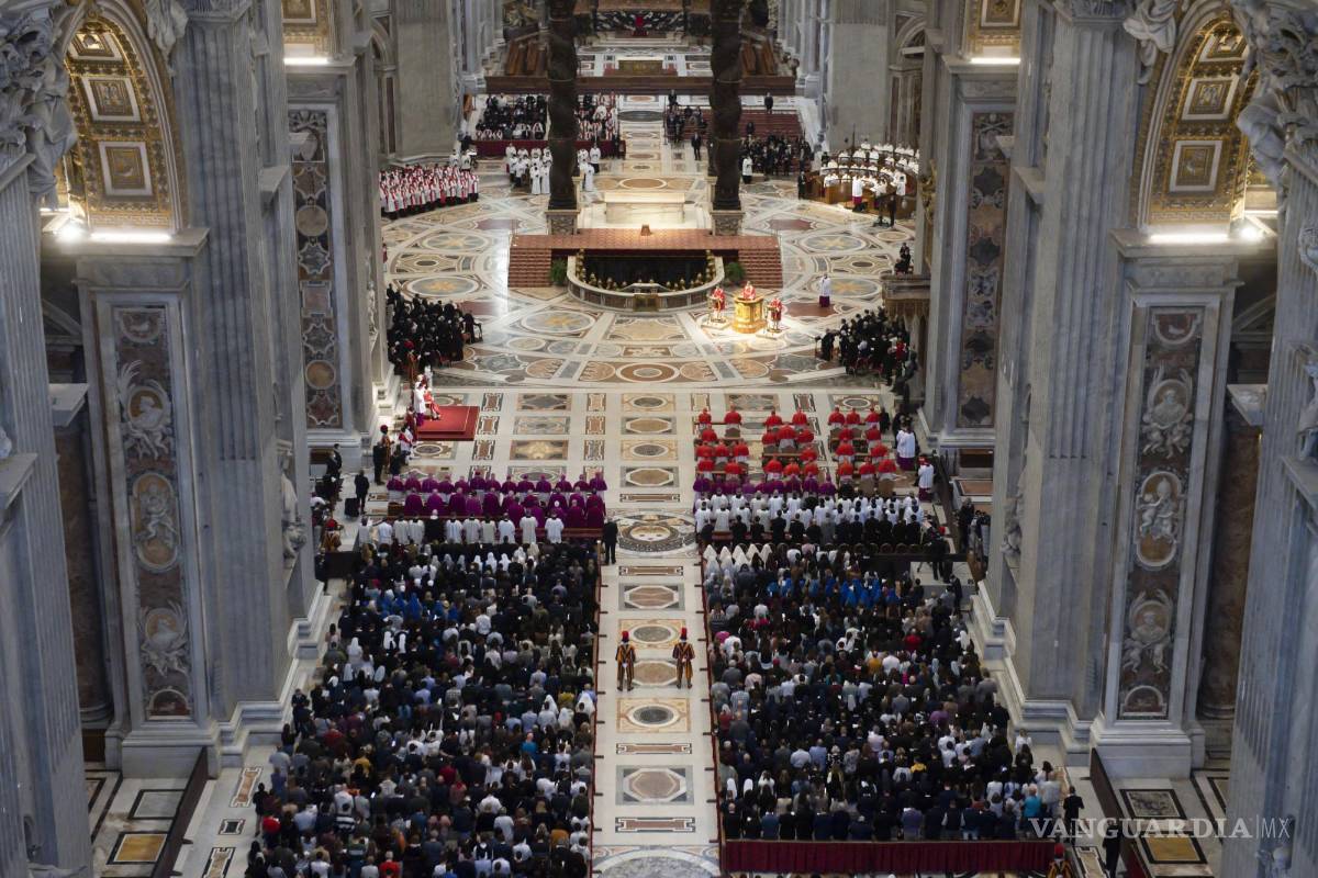 $!Una vista general mientras el Papa Francisco celebra la Misa del Viernes Santo por la Pasión del Señor, en la Basílica de San Pedro en el Vaticano.