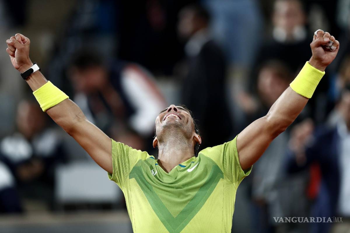 $!Rafael Nadal celebra su triunfo contra Novak Djokovic en su partido de cuartos de final masculino del torneo de tenis del Abierto de Francia en Roland Garros.