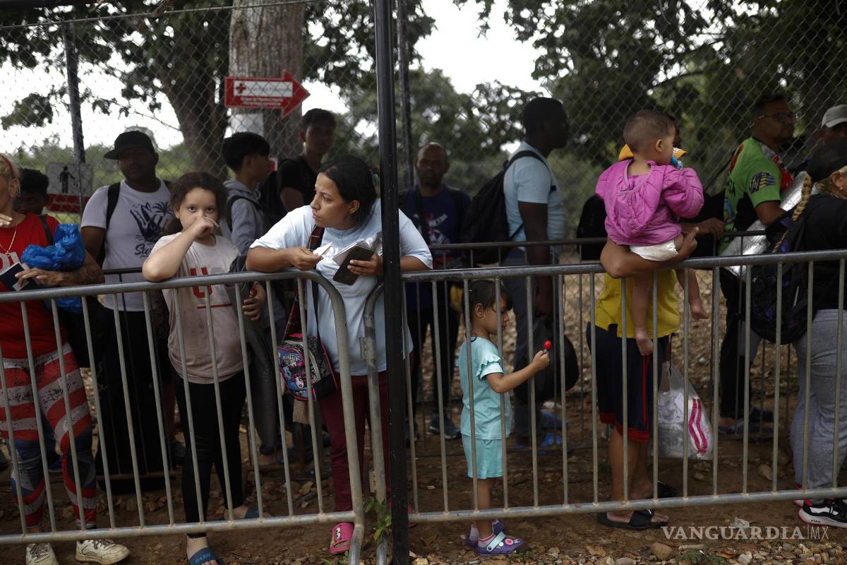$!26 de septiembre de 2024 de migrantes haciendo fila en la Estación Temporal de Recepción Migratoria (ETRM) en Lajas Blancas, Darién, Panamá.