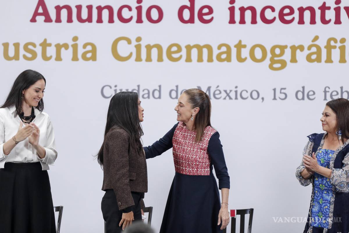 $!La actriz productora y directora mexicana Salma Hayek (i), y la presidenta de México, Claudia Sheinbaum, participan en una rueda de prensa este domingo, en el Palacio Nacional de la Ciudad de México (México).