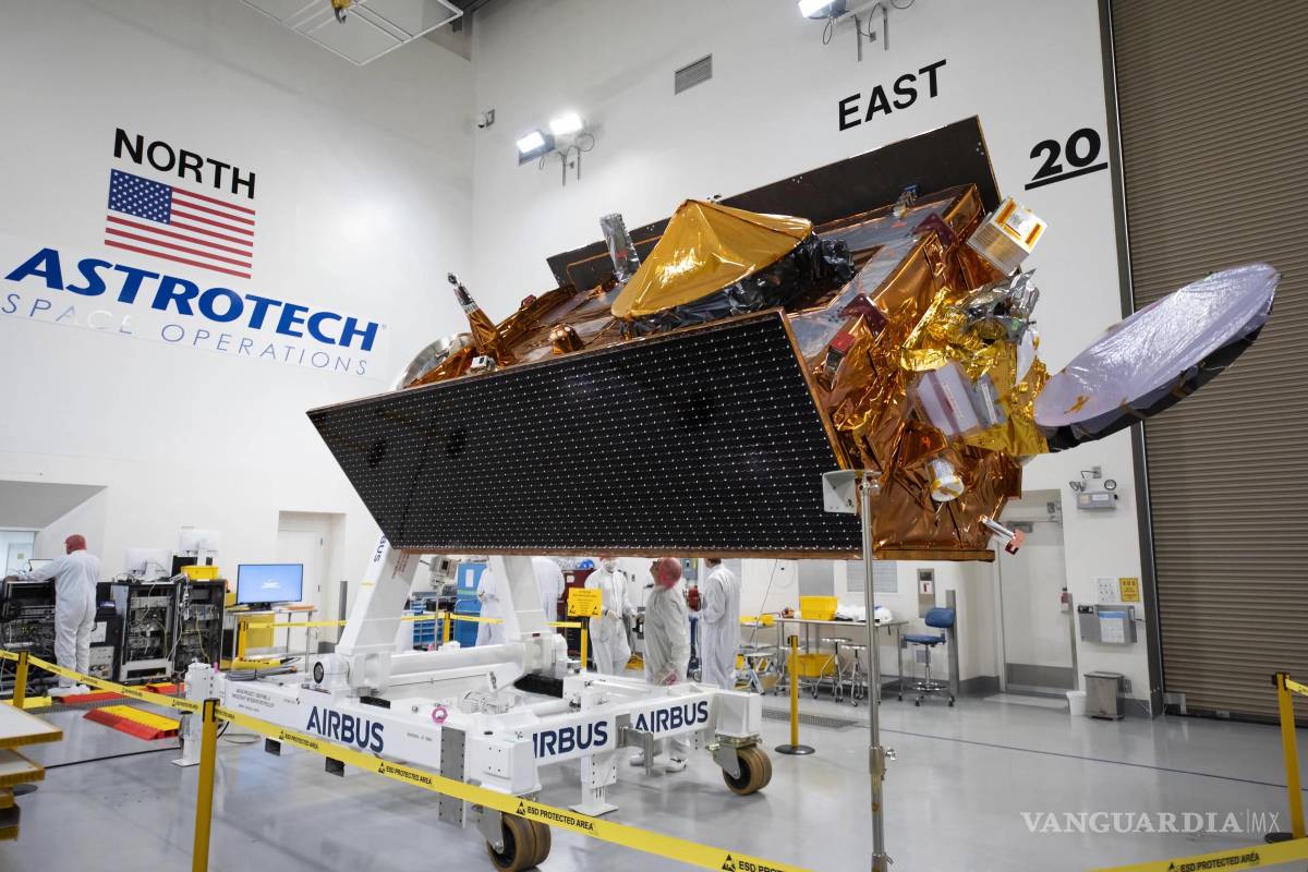 $!La nave espacial Sentinel-6B en las instalaciones de procesamiento de carga útil de Astrotech Space Operations, en la Base de la Fuerza Espacial de Vandenberg.