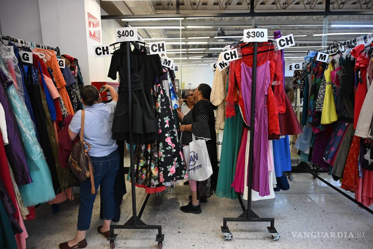 $!Vestidos para distintas ocasiones y tallas forman parte de la venta organizada por Cáritas de Saltillo en Plaza Merco Centro.