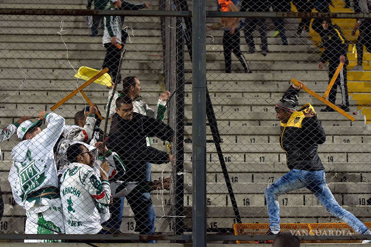 $!Puñetazos y corretizas en partido en Uruguay por la Copa Libertadores
