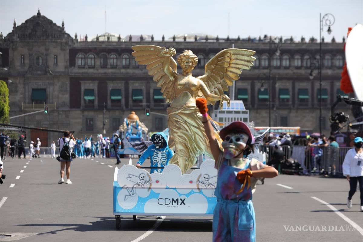 $!Personas participan en las principales avenidas en un desfile en conmemoración del Día de Muertos. EFE/Mario Guzmán
