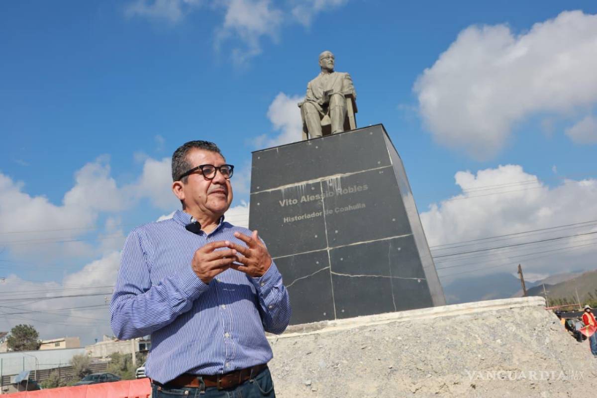 $!Pedro Moreno, director del Centro Cultural “Vito Alessio Robles”, explicando al equipo de trabajo los detalles de la restauración y reubicación.
