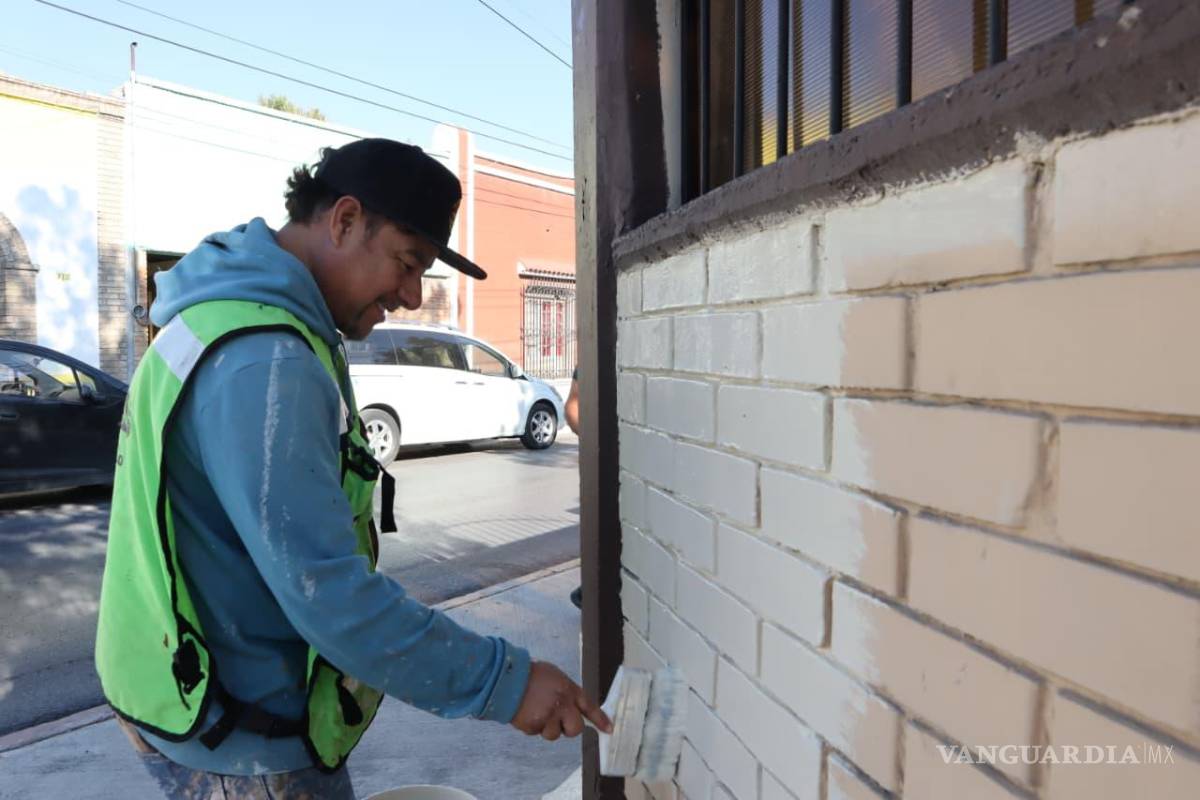 $!Personal del Gobierno Municipal aplicó pintura en tonos aprobados para patrimonio histórico, con el fin de preservar la imagen original del plantel.