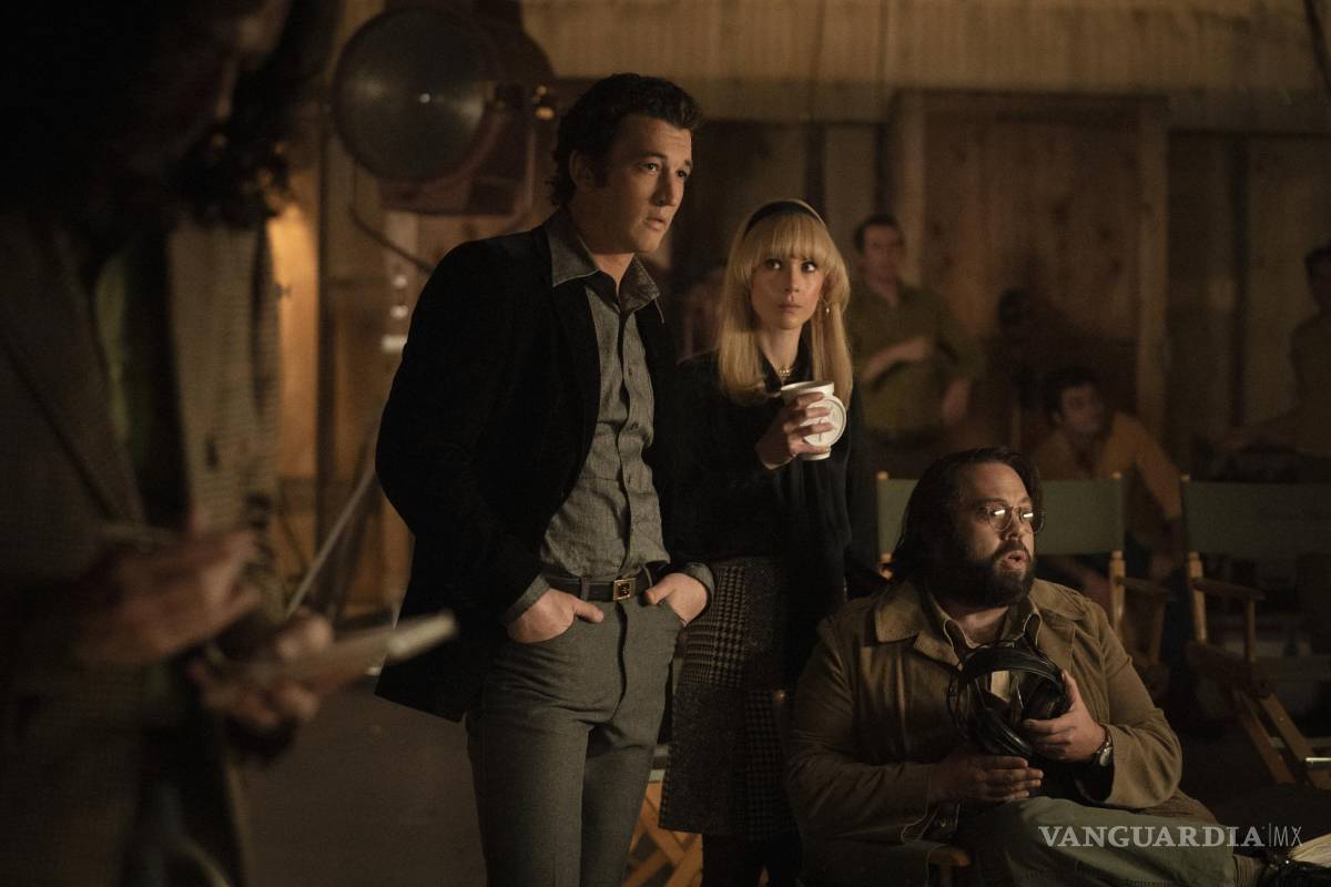 $!Miles Teller como Al Ruddy, Juno Temple como Bettye McCartt y Dan Fogler como Francis Ford Coppola en una escena de “The Offer”.