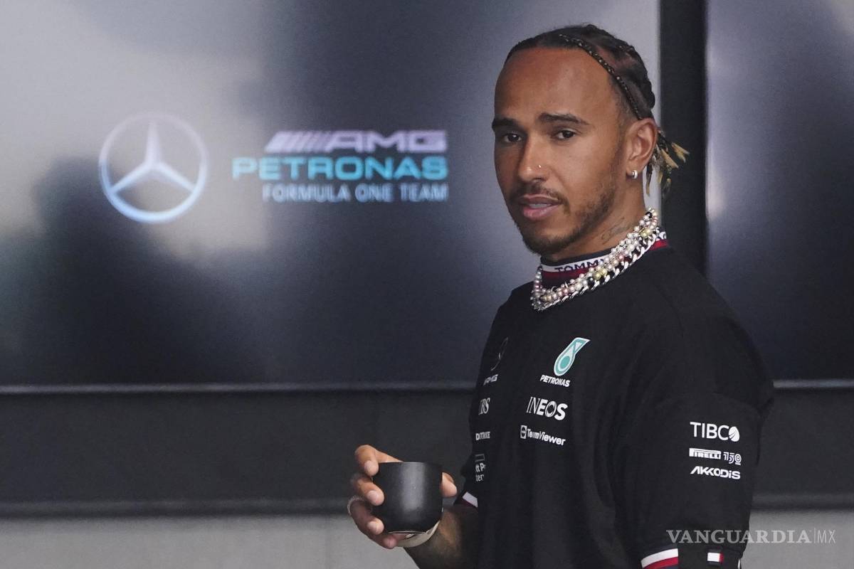 $!El piloto de Mercedes Lewis Hamilton de Gran Bretaña llega a la primera sesión de práctica para la carrera de autos del Gran Premio de Fórmula Uno de Miami.