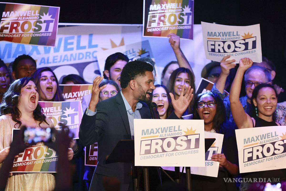 $!El demócrata Maxwell Frost habla mientras celebra su triunfo con simpatizantes durante una fiesta de la victoria en Orlando, Florida.