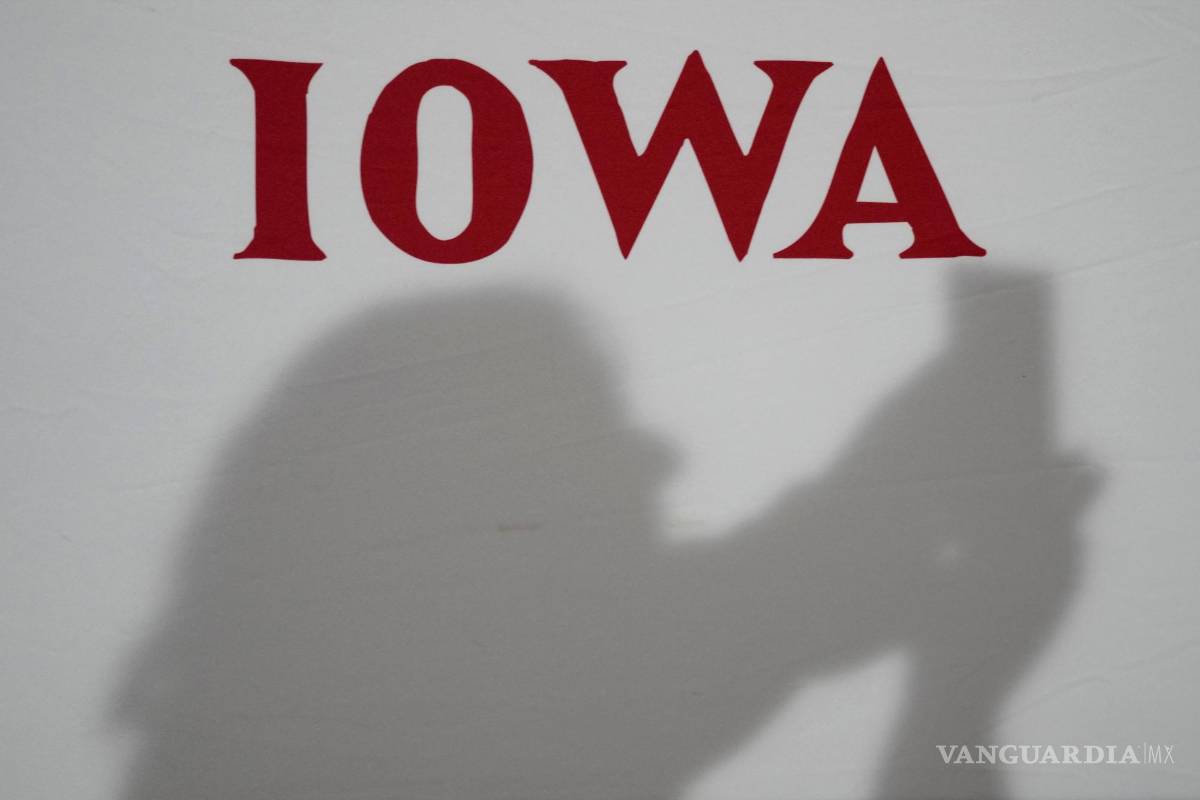 $!Una persona toma una foto mientras espera la llegada del candidato presidencial republicano, el gobernador de Florida Ron DeSantis, en West Des Moines, Iowa.
