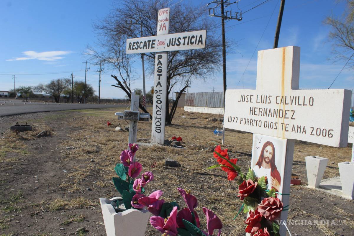 $!La cruz que exigía el rescate de los cuerpos de Pasta de Conchos fue clavada por Guillermo Iglesias; la zona a la postre se convirtió en el memorial de las tragedias mineras.