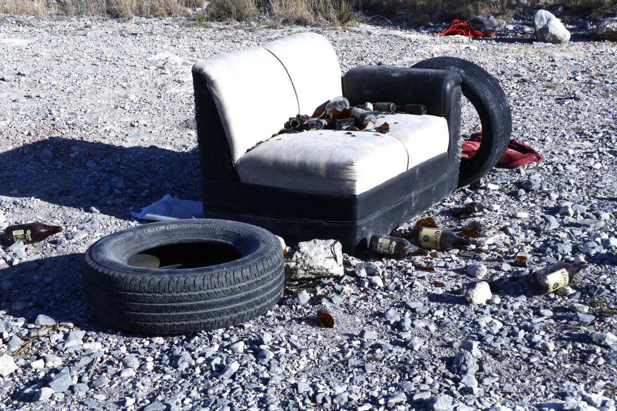 $!Entre los desechos detectados en la zona también se han localizado pipas artesanales, muebles, costales con residuos caninos y acumulación de vidrio, lo que representa riesgos tanto para la salud pública como para la fauna local.