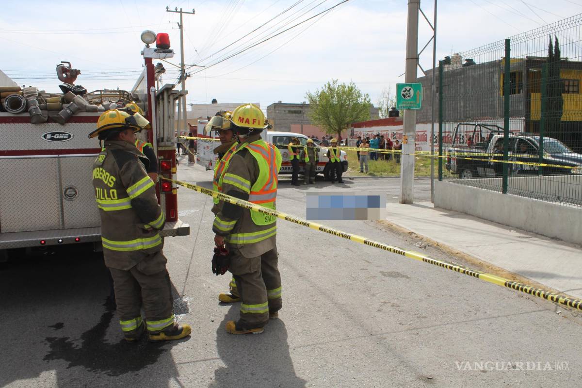 Tragedia en Saltillo: hombre con problemas mentales fallece electrocutado al treparse a poste
