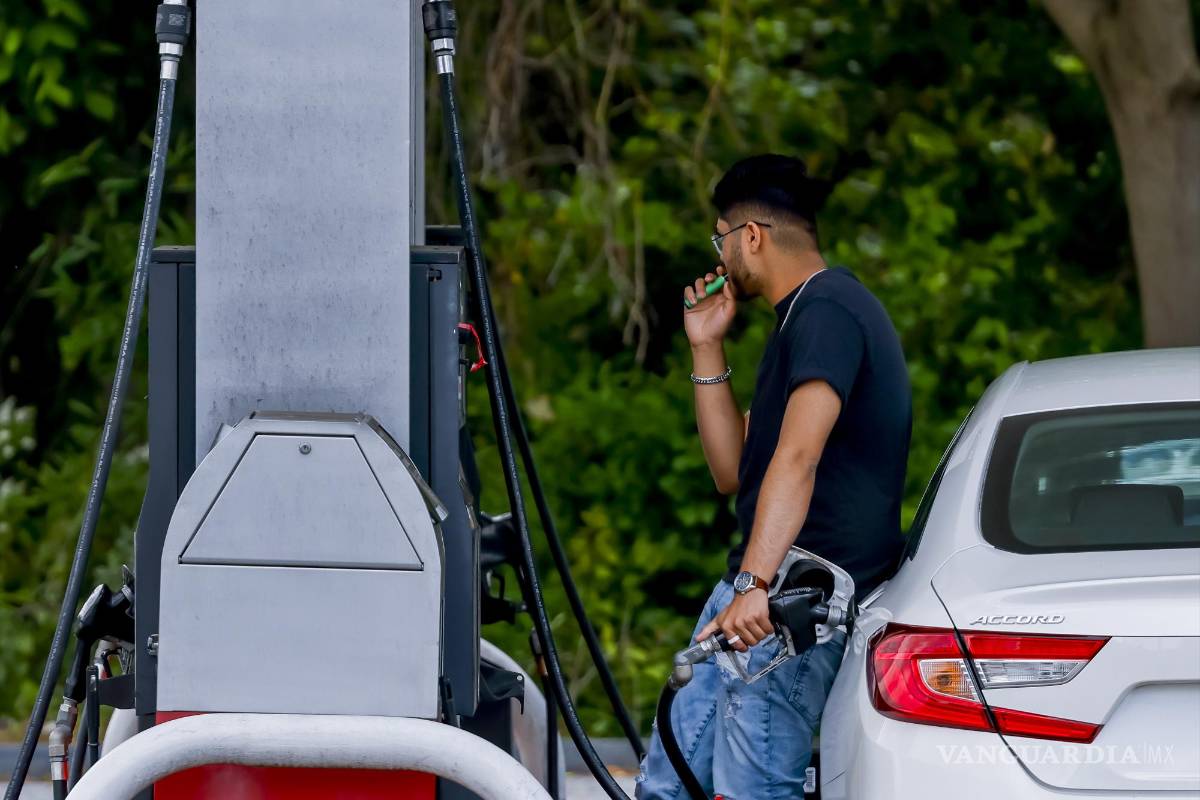 $!Un cliente llena su automóvil en una gasolinera en Decatur, Georgia (Estados Unidos).
