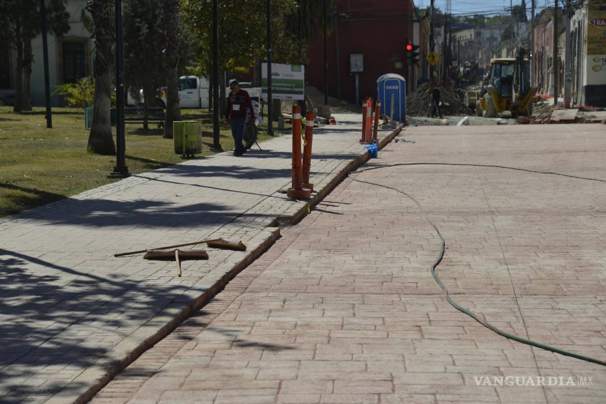 Vecinos del Centro de Saltillo cuestionan rehabilitación de banquetas en la calle General Cepeda