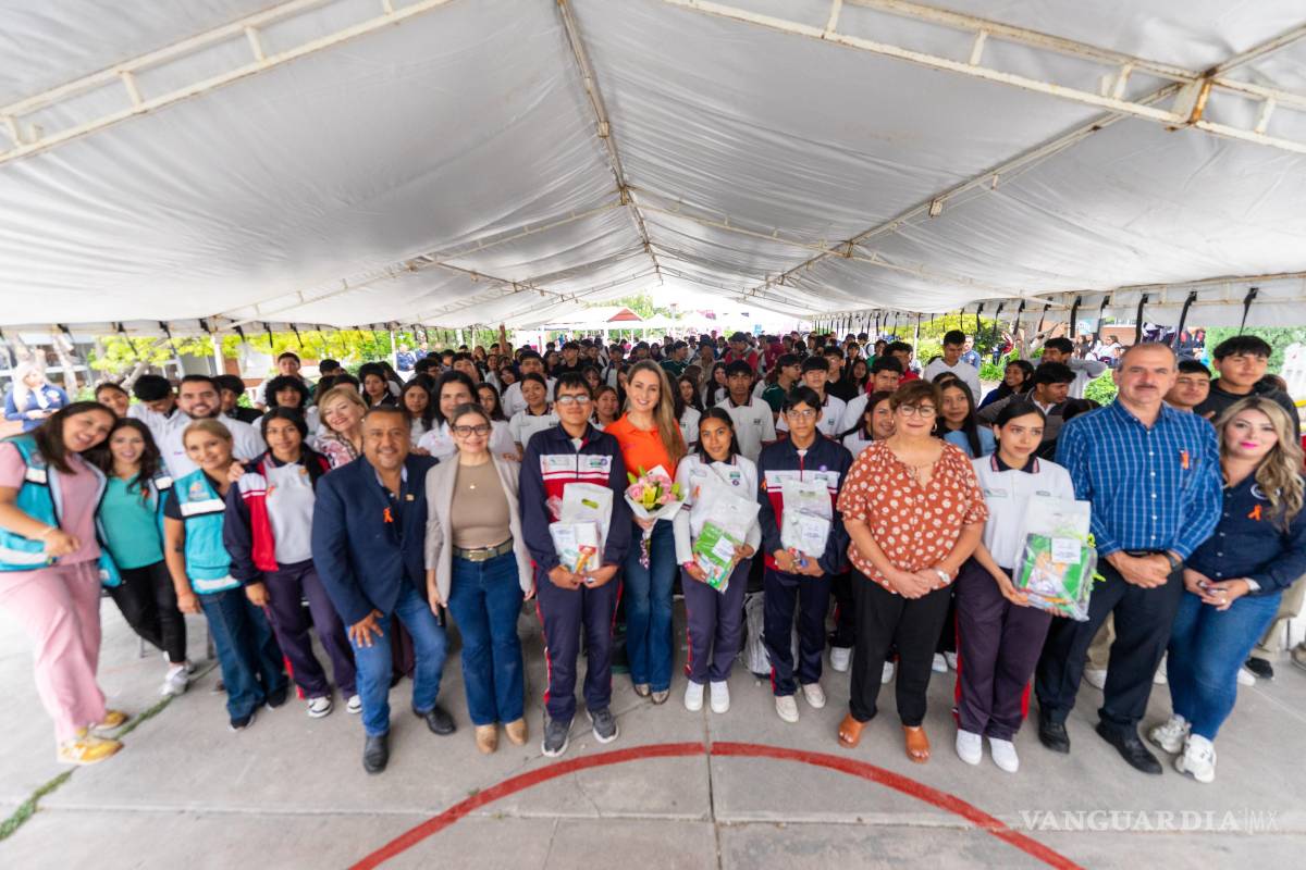 $!Durante la visita al plantel, además de los apoyos escolares, el DIF Saltillo ofreció servicios gratuitos de salud, cortes de cabello y atención psicológica a las y los alumnos, como parte de la unidad móvil Amor en Movimiento.