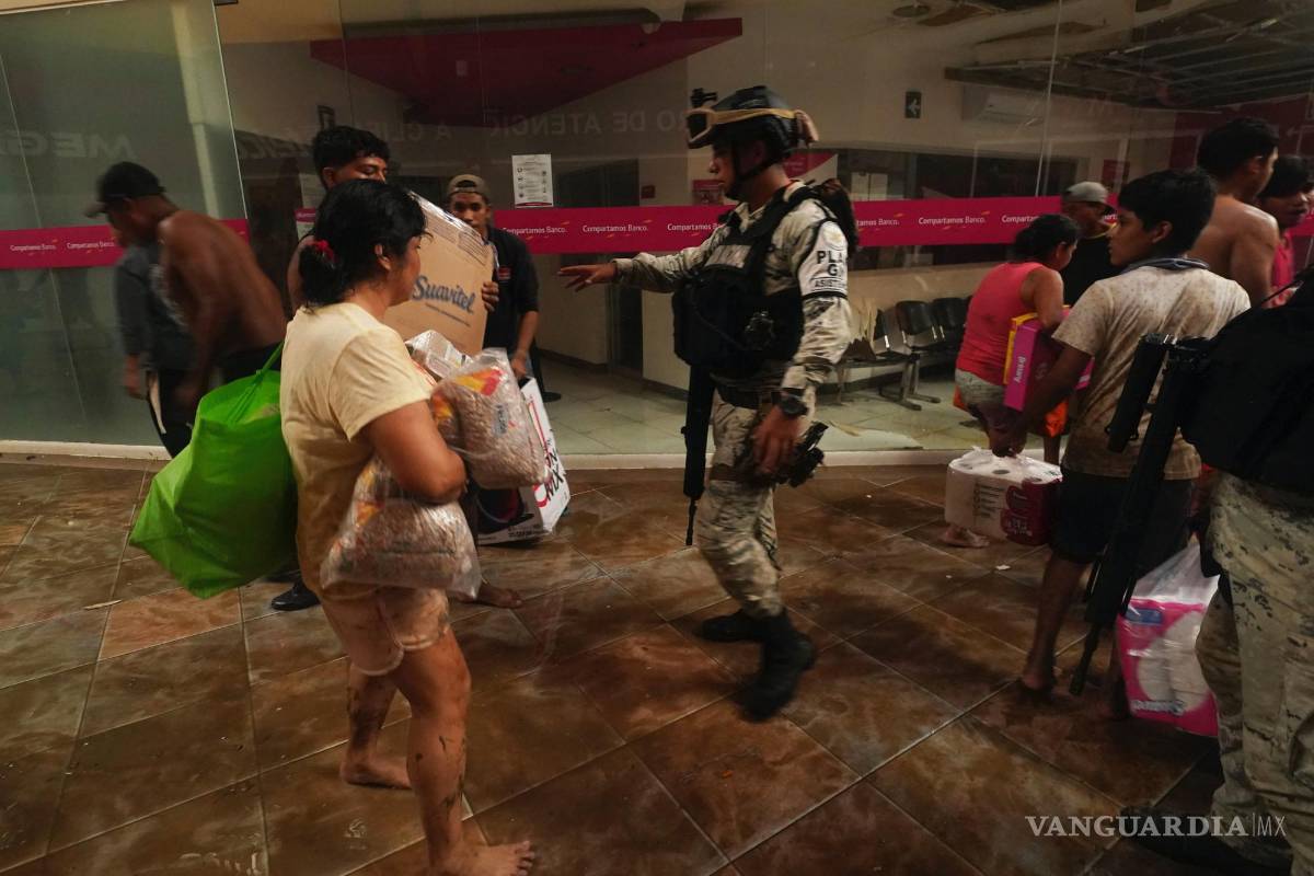 $!Un soldado de la Guardia Nacional mexicana intenta detener los saqueos en un centro comercial después de que el huracán Otis arrasara Acapulco, Guerrero.