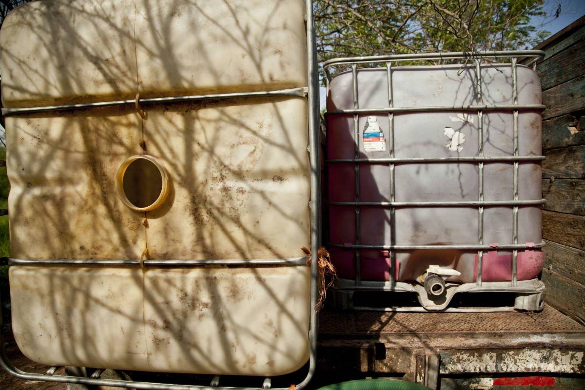 $!Aseguramiento de una toma clandestina de combustible y alrededor de 4 vehículos con contenedores de gasolina en Culiacán.