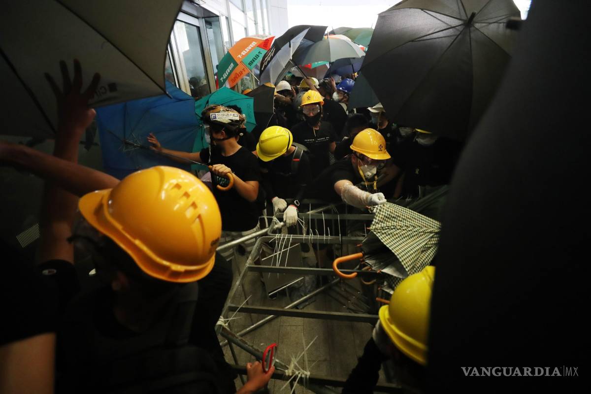 $!Manifestantes toman violentamente el control del Parlamento de Hong Kong
