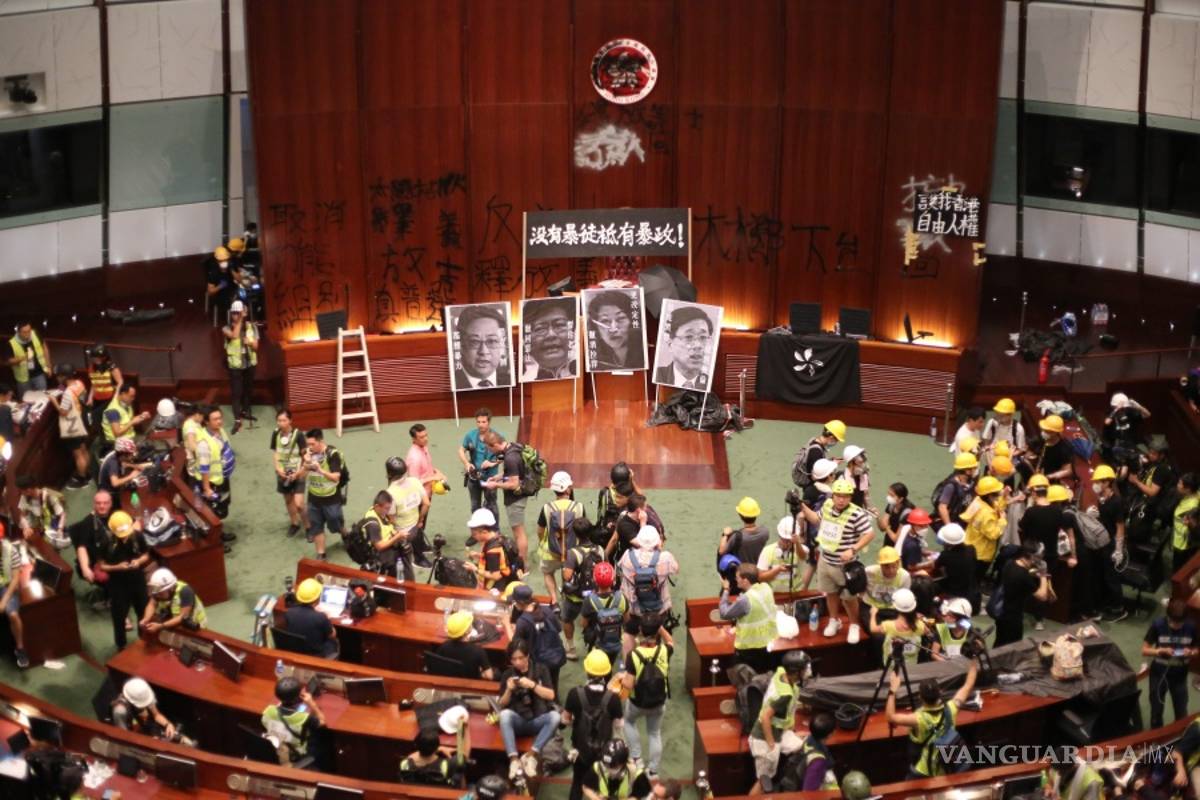 Manifestantes toman violentamente el control del Parlamento de Hong Kong