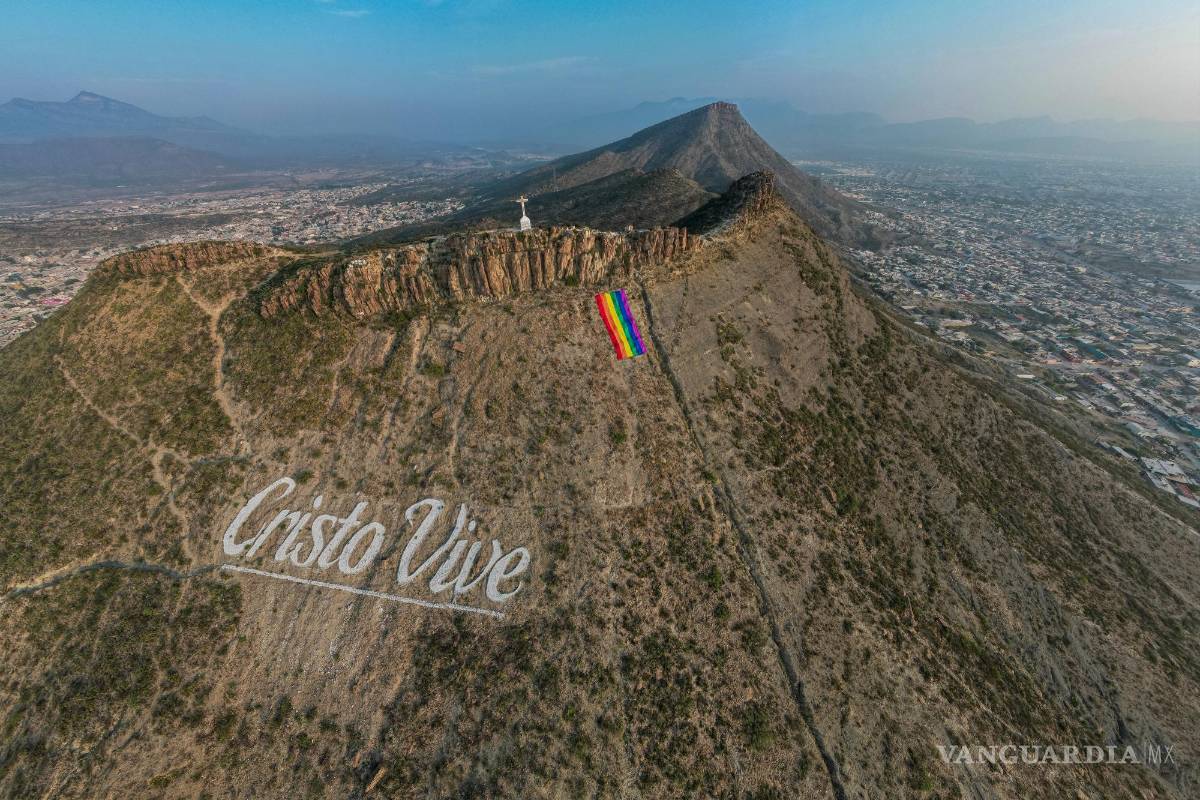 Retiran bandera LGBTIQA+ del Cerro del Pueblo en Saltillo; colectivo no lo atribuye a Cristo Vive