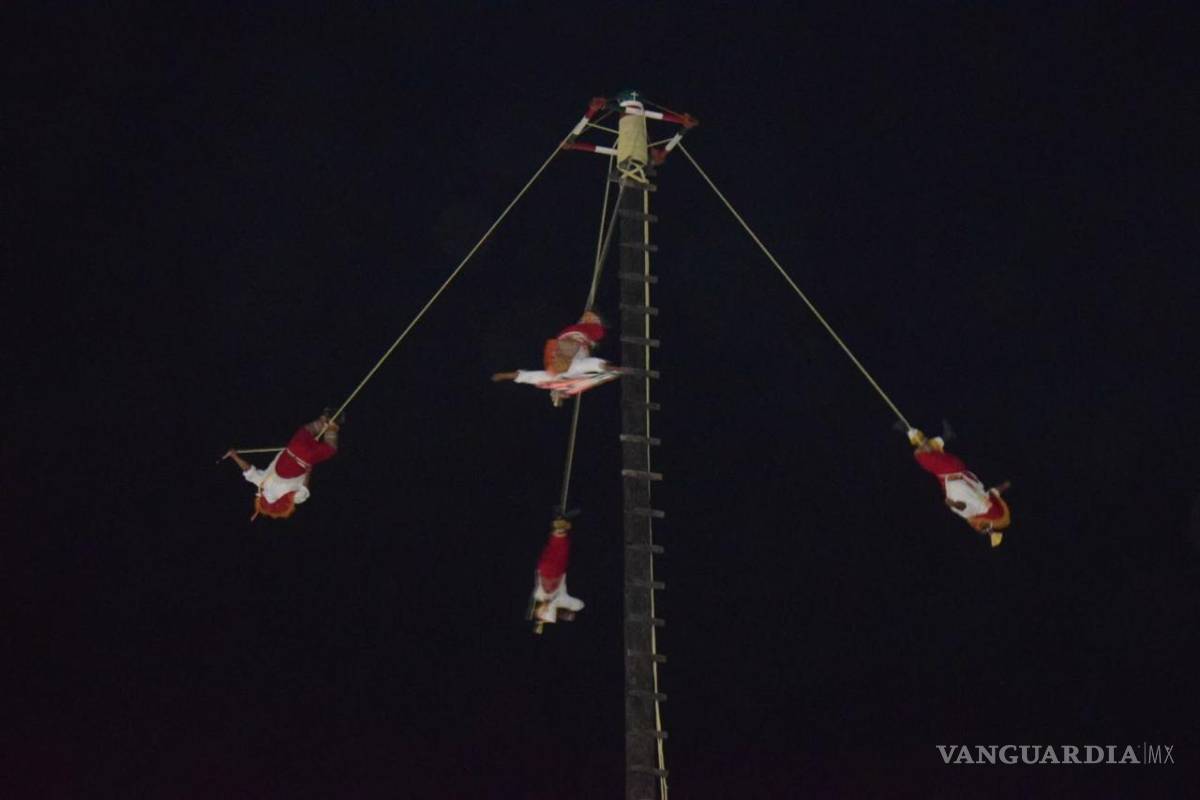 ‘Voladores de Papantla’, un rito de fertilidad que causa asombro en Feria de San Buena