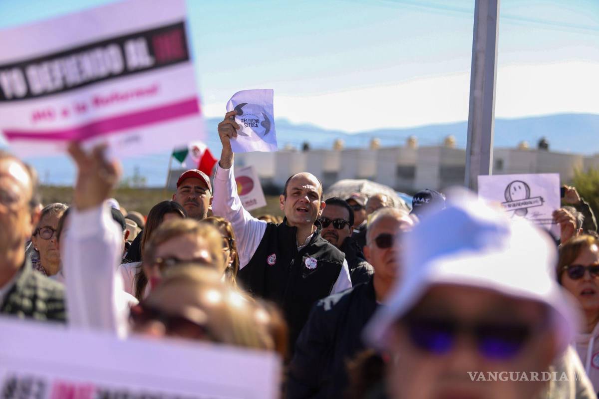 $!Alrededor de dos mil personas se concentraron afuera de las instalaciones del INE en Satillo.