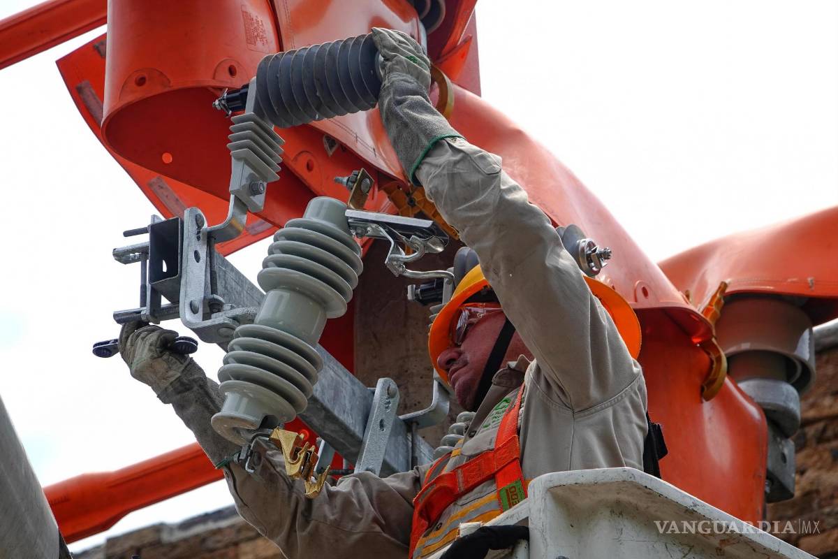Realiza CFE trabajos programados en colonia Industrial de Monclova