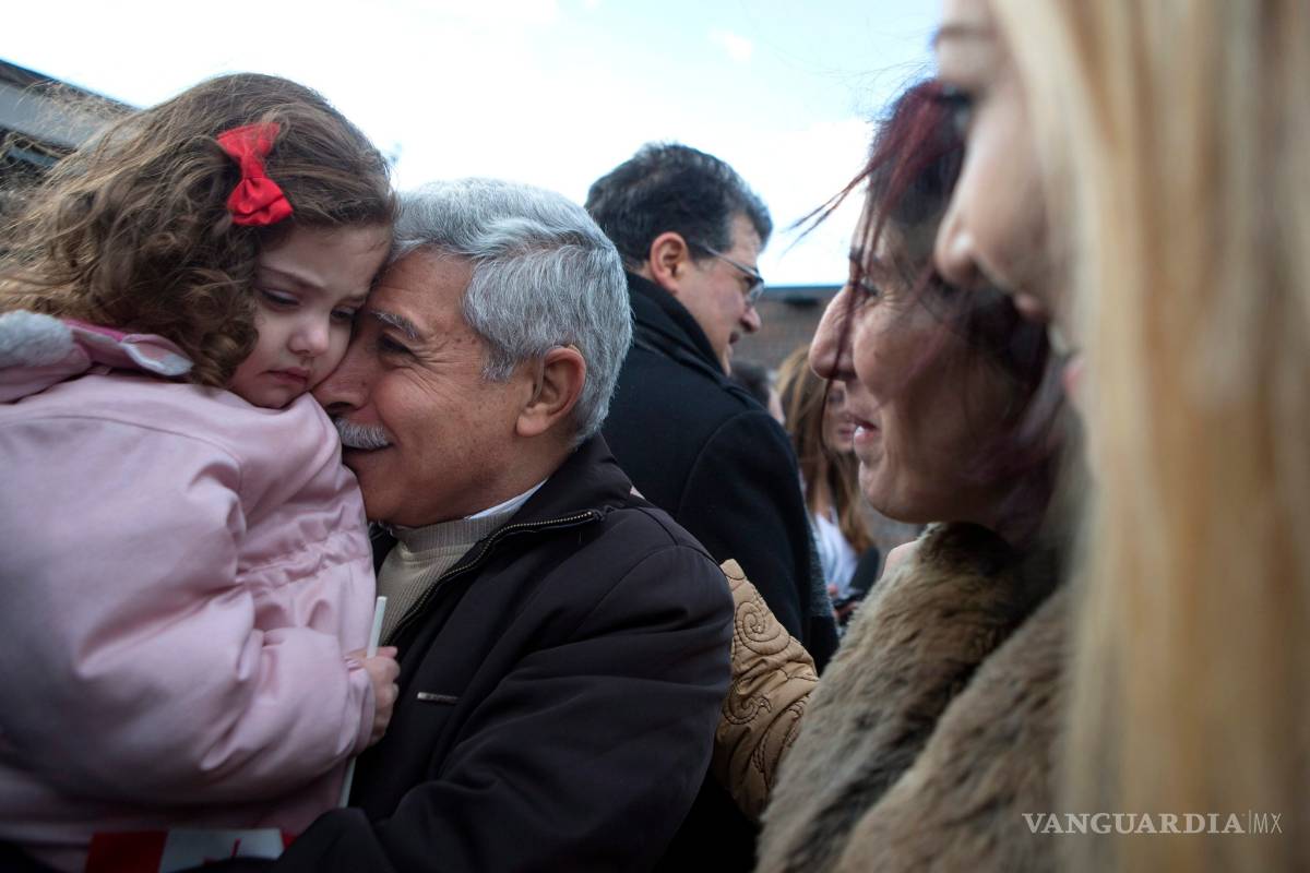 $!Primer ministro canadiense recibe a refugiados sirios