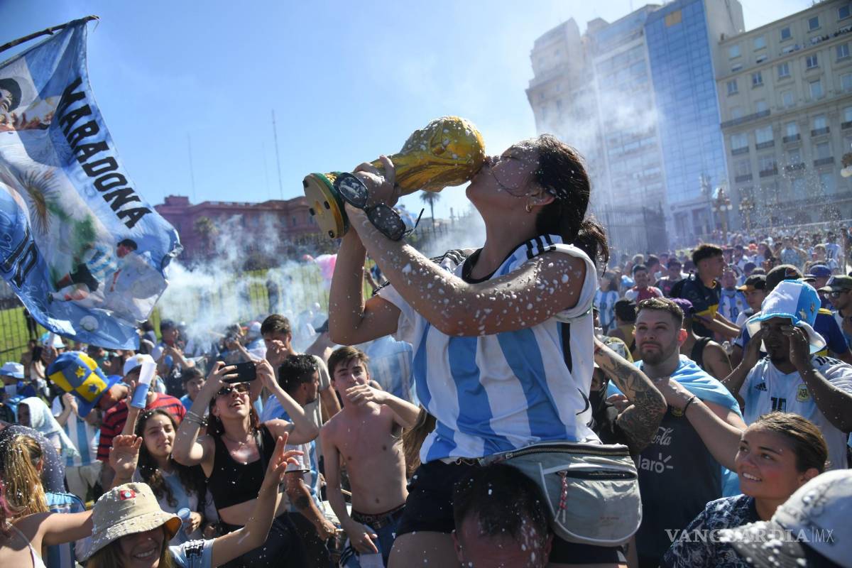 $!Aficionados de la selección argentina salen a las calles para festejar el título de la Copa Mundial de la FIFA Qatar 2022 en Buenos Aires, Argentina.
