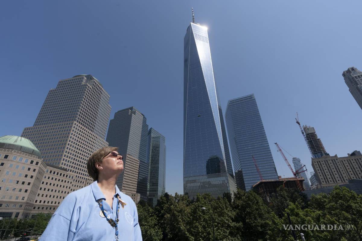 $!Désirée Bouchat posa para una fotografía en el World Trade Center, el 6 de agosto de 2021, en Nueva York. Al principio, la gente pensó que el choque del avión contra la torre norte había sido accidental. No hubo ninguna orden de evacuación inmediata para la torre sur. Pero James Patrick Berger llevó a Bouchat y otros colegas de Aon Corp. a los elevadores, y regresó para revisar si había más personas. AP/Mark Lennihan