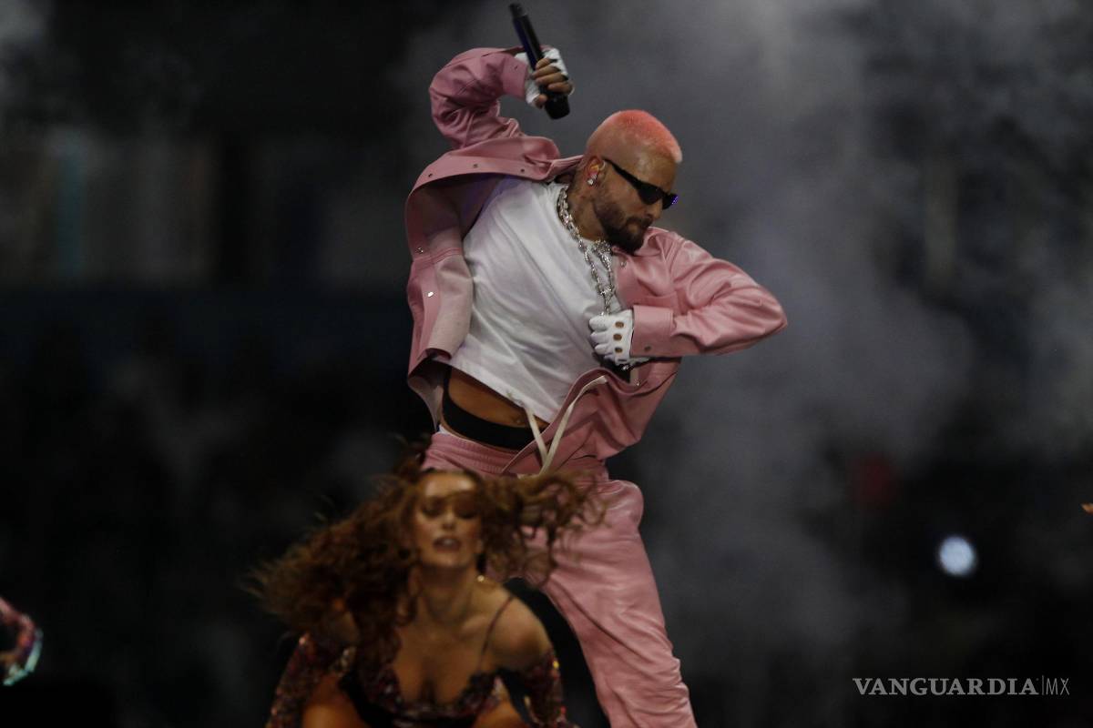$!El cantante colombiano Maluma canta hoy 30 de abril durante su concierto Medallo en el mapa en Medellín, Colombia).