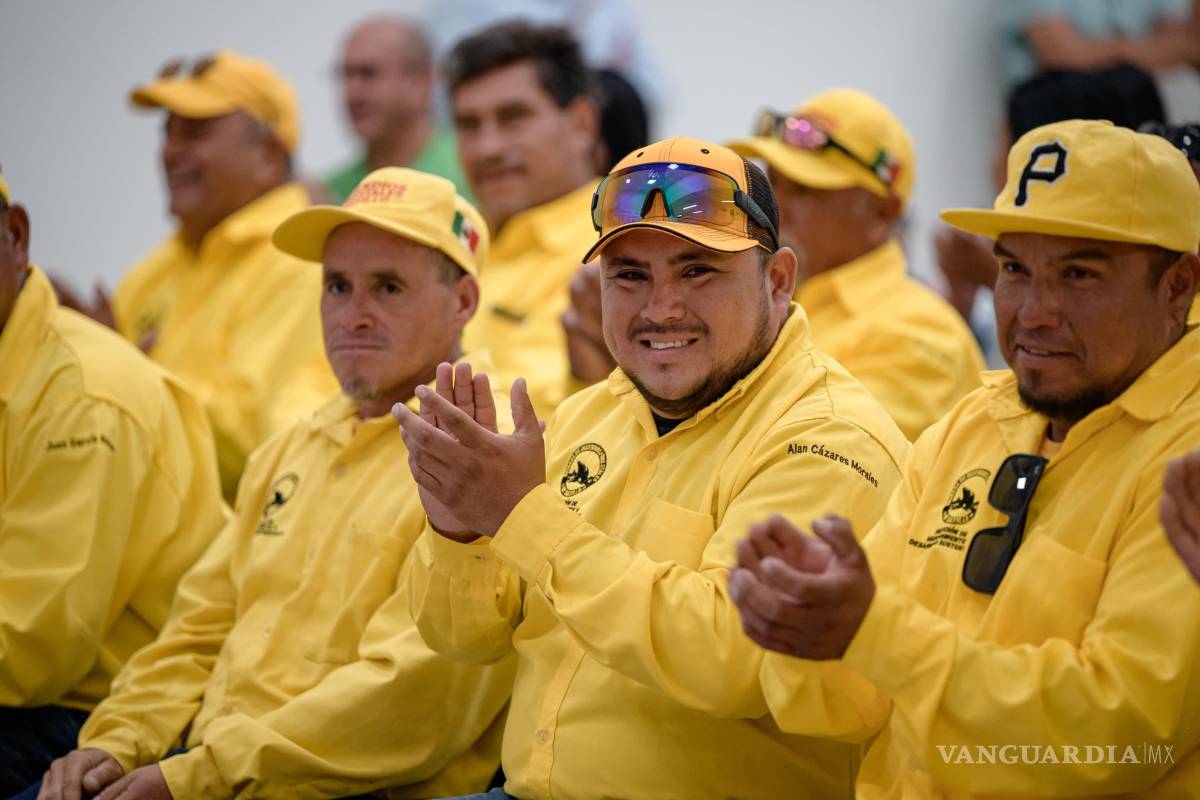 $!Durante el evento, se reconoció la labor de 26 brigadistas que enfrentan incendios en condiciones extremas; cada uno recibió un estímulo de 10 mil pesos y herramientas especializadas.