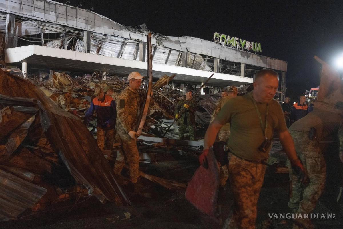 Rescatistas buscan víctimas en centro comercial ucraniano bombardeado por Rusia