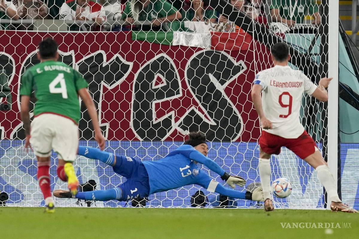 $!El arquero de México Guillermo Ochoa ataja el penal ejecutado por el polaco Robert Lewandowski en el partido del Grupo C del Mundial, el martes 22 de noviembre de 2022, en Doha, Qatar.