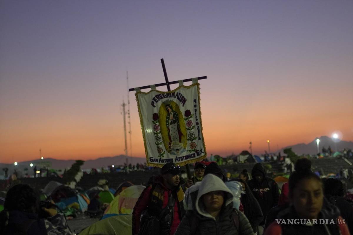 $!Peregrinos con una imágen de la Virgen de Guadalupe llegan a la Basílica de Guadalupe en la Ciudad de México.