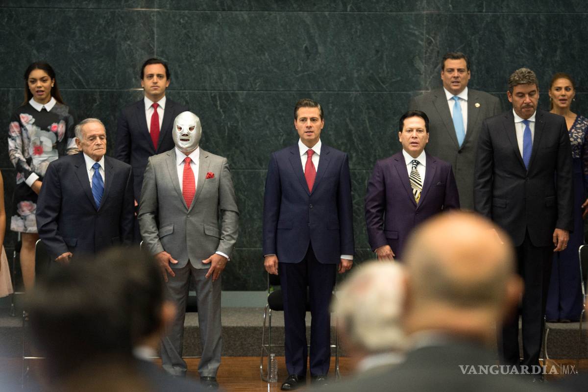 Con todo y el Hijo del Santo, entrega Peña Nieto el PND