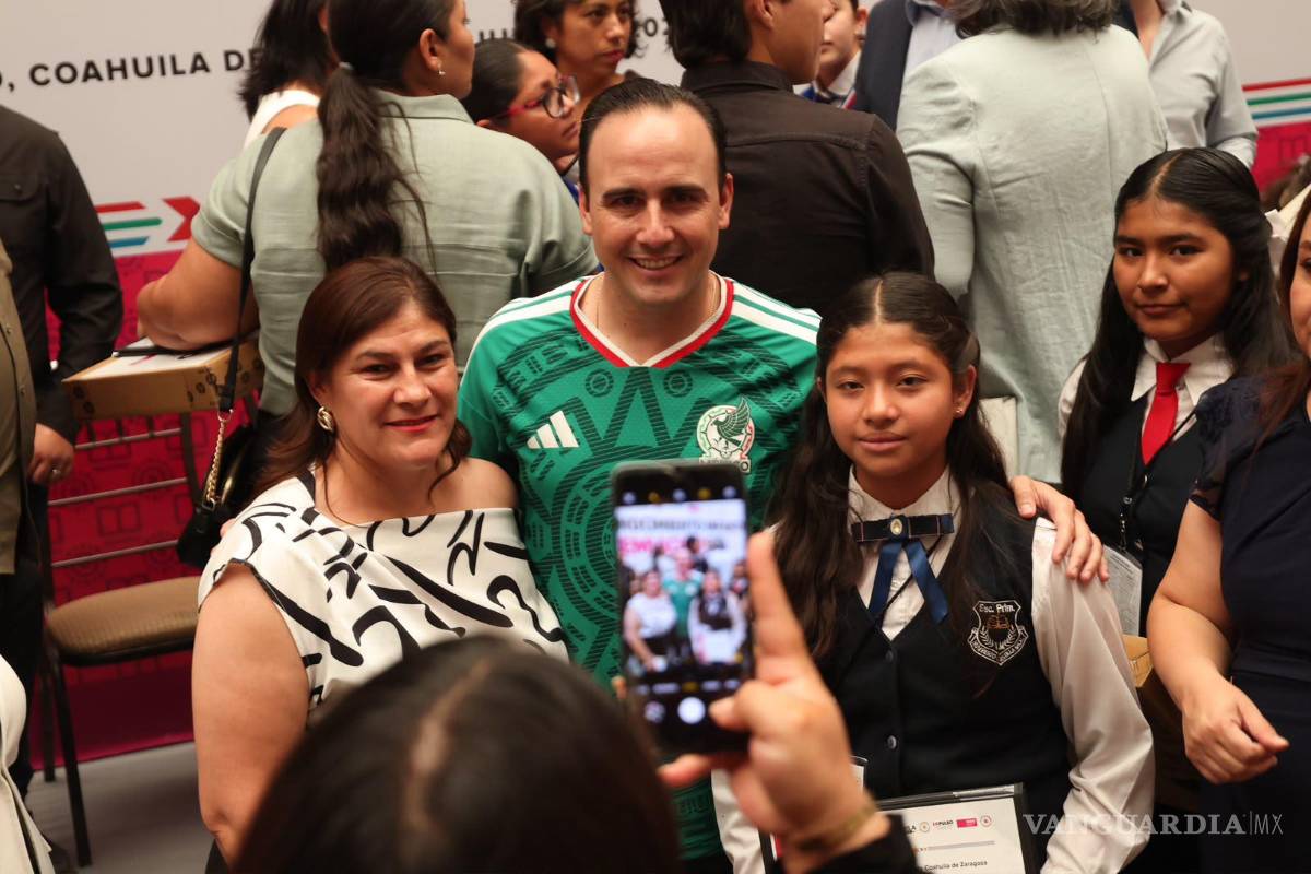 $!Autoridades estatales destacaron el papel de docentes y familias en la formación académica de las y los estudiantes premiados.